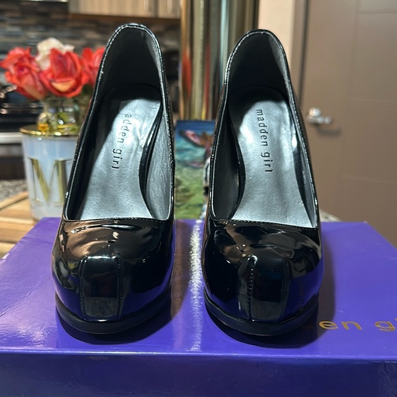 Never used, madden girl, size 5, true to size, scuffed on right heel - Picture 3 of 10